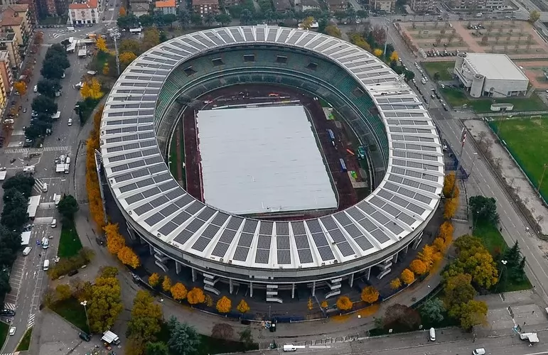 Photovoltaic roofing for large buildings