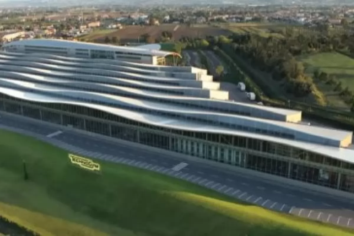 Sostituzione di sistemi di copertura per edifici di grandi dimensioni